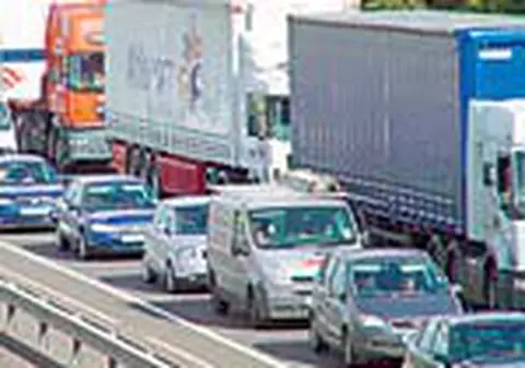 Cozi kilometrice în Vama Petea din cauza restricţiilor impuse de Ungaria