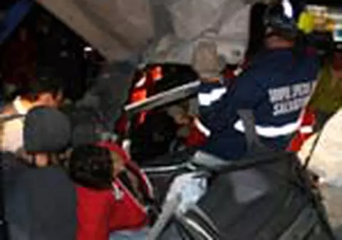 Strivit in masina incolacita pe stalp