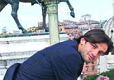 Chivu isi inchiriaza casa de la Roma