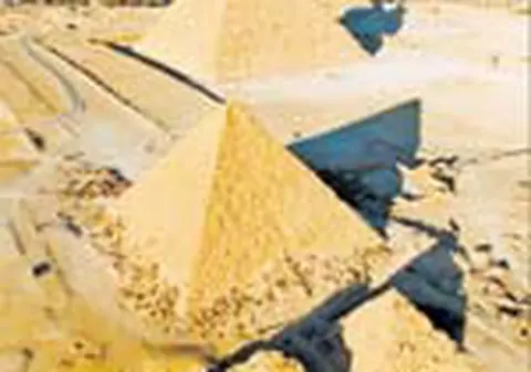 Mormant comun intr-o piramida de 488 de metri