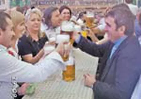 Lui Hagi i s-a facut rau de la o bere