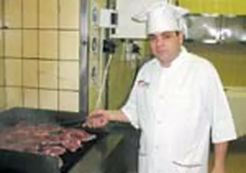 Bucatarii alesilor, platiti 'sa-si tina gura'