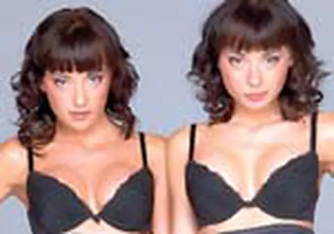 Cheeky Girls isi aduc silicoanele in Romania