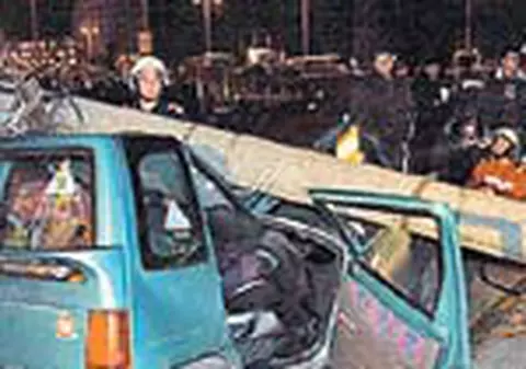 Un TICO a fost strivit de un stalp din beton