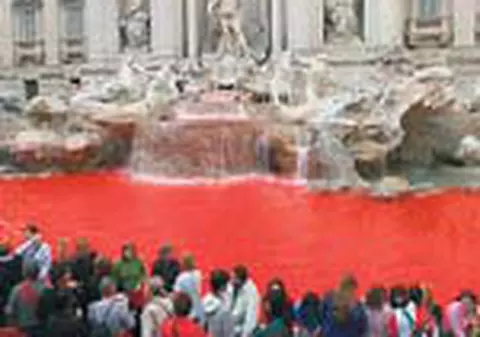 Fontana di Trevi, vopsita in rosu