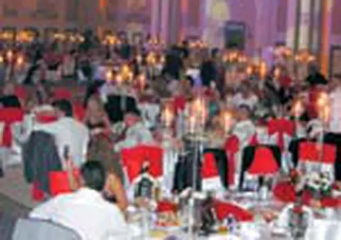 Nuntasii lui Salam, plimbati cu masini electrice