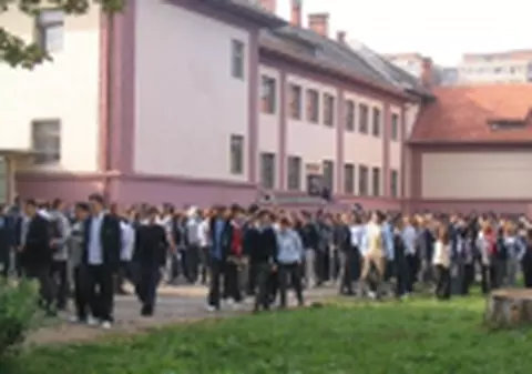 Ora 16.00: Fum si panica la un liceu din Brasov