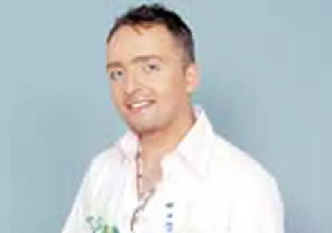 Costi  a compus o manea  antirasism