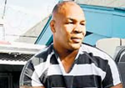 Mike Tyson, 'imblanzit' cu hainute roz