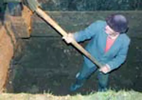Sicriul lui Tinu nu a mai incaput in groapa