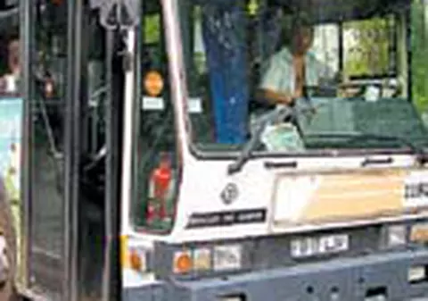 Elevi injunghiati in autobuz