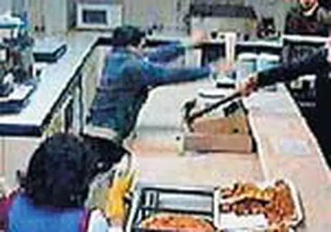 Au vandalizat pizzeria!