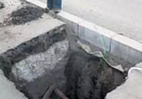 Inghitita de 'craterul' de pe trotuar