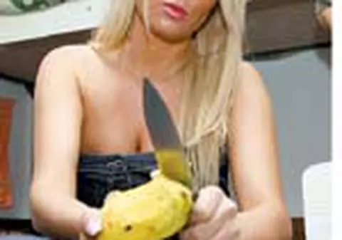 Simona Sensual le-a curatat cartofi studentilor