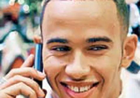 Lewis Hamilton a ramas fara permis