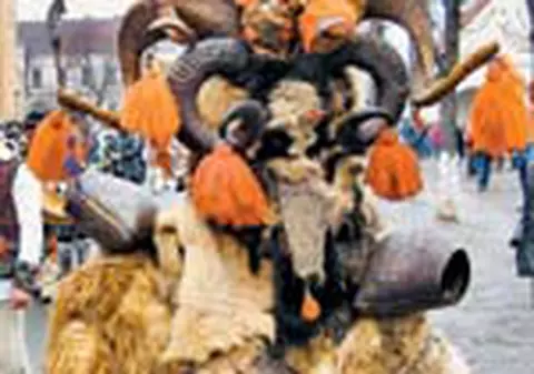 In Maramures colindatorii se mascheaza in monstri