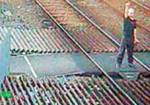 Un britanic a sarit din fata trenului in ultimul moment