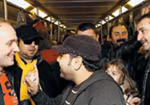 Au lasat balta masinile si au mers cu metroul