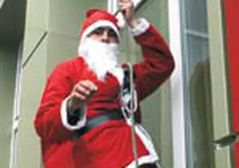 Mos Craciun vine pe fereastra