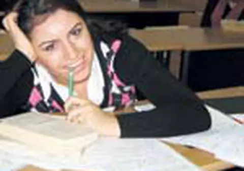 'Invat noaptea sau la serviciu'