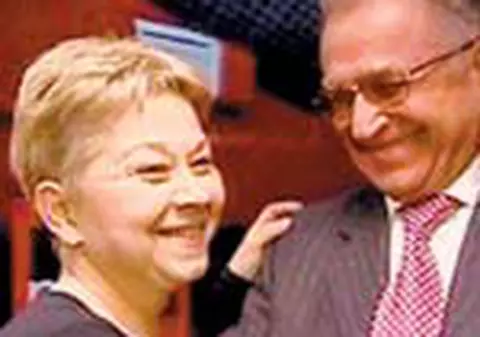 Iliescu a dansat la un post de radio 