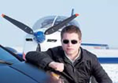 Honorius isi prezinta masina si avioanele