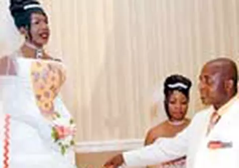 Si-a 'taiat' mireasa felii