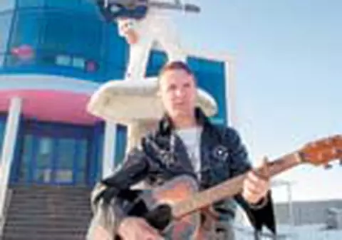 I-a facut statuie lui Elvis