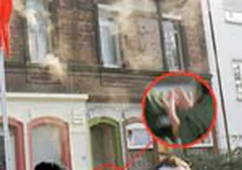 Si-au aruncat copilul pe geam