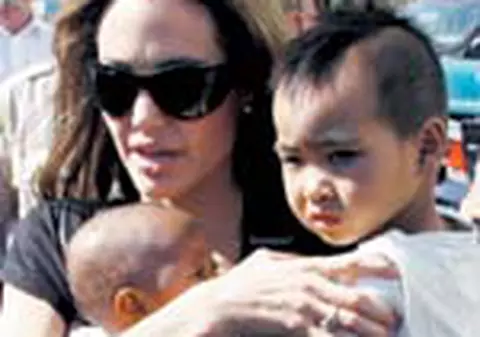 Angelina Jolie e campioana la adoptii