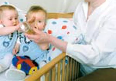 Parintii gemenilor iau doar o indemnizatie