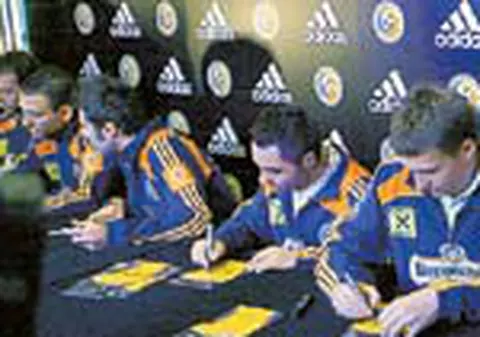 Mutu, grijuliu la semnatura