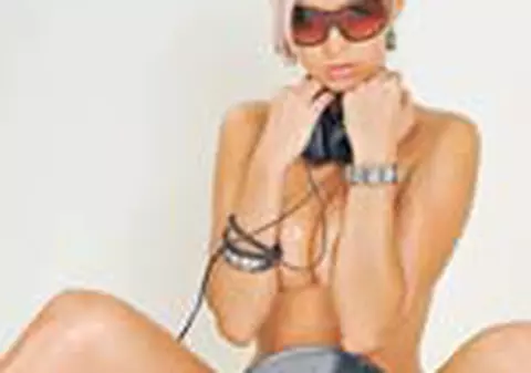 DJ Isterika mixeaza topless la Bucuresti