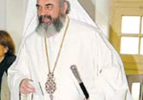 Slujba de Inviere, cu piciorul in atele