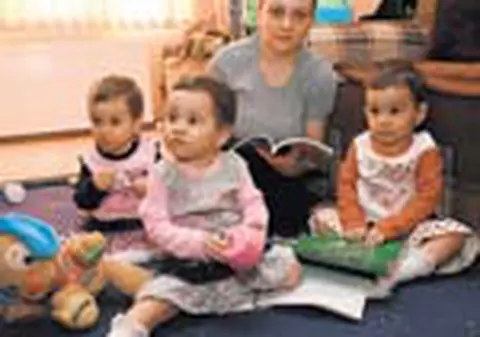 Ea e studenta cu  3 bebelusi