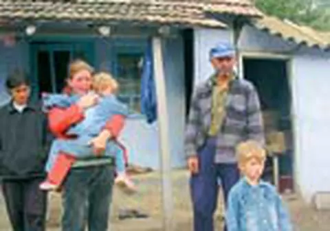 Are 2 copii cu tatal ei!