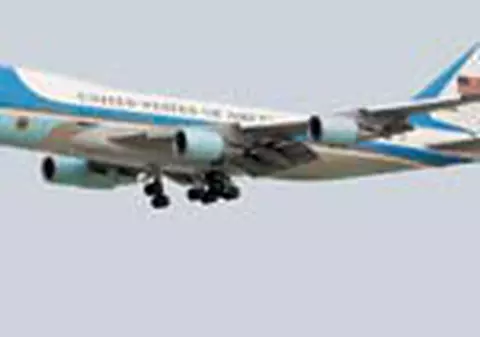 Bush are sala de operatii in avion