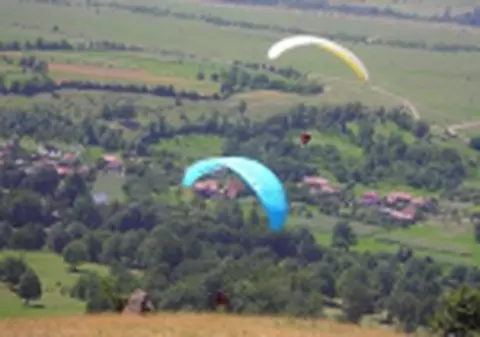 Fetele zboara cu parapanta gratis, la Cluj!	