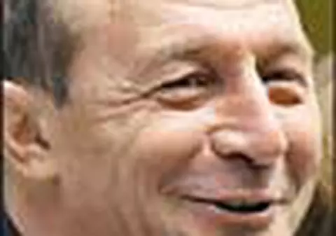 Traian Basescu a intrat cu masina intr-o Dacie