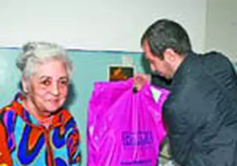 Cozonaci si haine pentru batranii de la 'Sf. Luca'