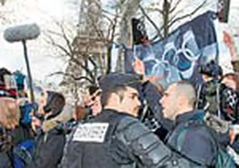 Flacara olimpica, stinsa la Paris