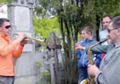 Au cantat printre morminte