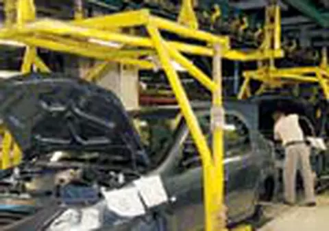 Aproape 1.000 de salariati de la Dacia au spart greva