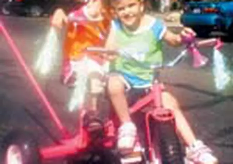 Anastasia si Tatiana merg pe tricicleta!
