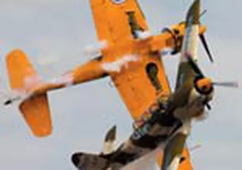 Se dau peste cap cu avionul militar