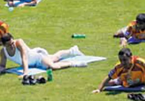 Romanii se antreneaza pe canicula, francezii, pe zapada