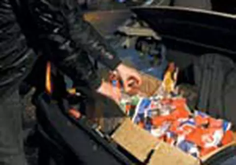 Cu petarde in pungi de chipsuri!