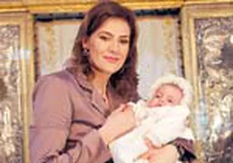 Fetita Roxanei Ciuhulescu, botezata in rochita alba cu cristale Swarovski