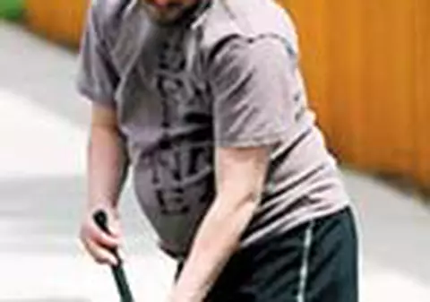 Barbatul insarcinat face pe gradinarul