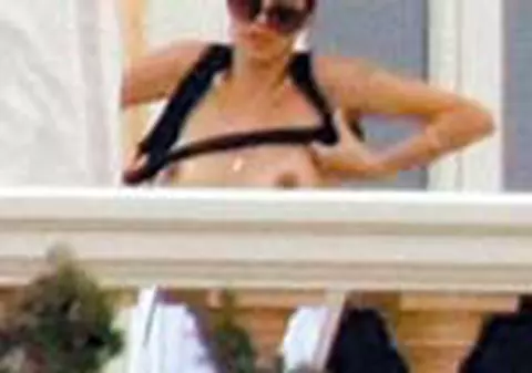 Angelina Jolie, cu sanii la vedere